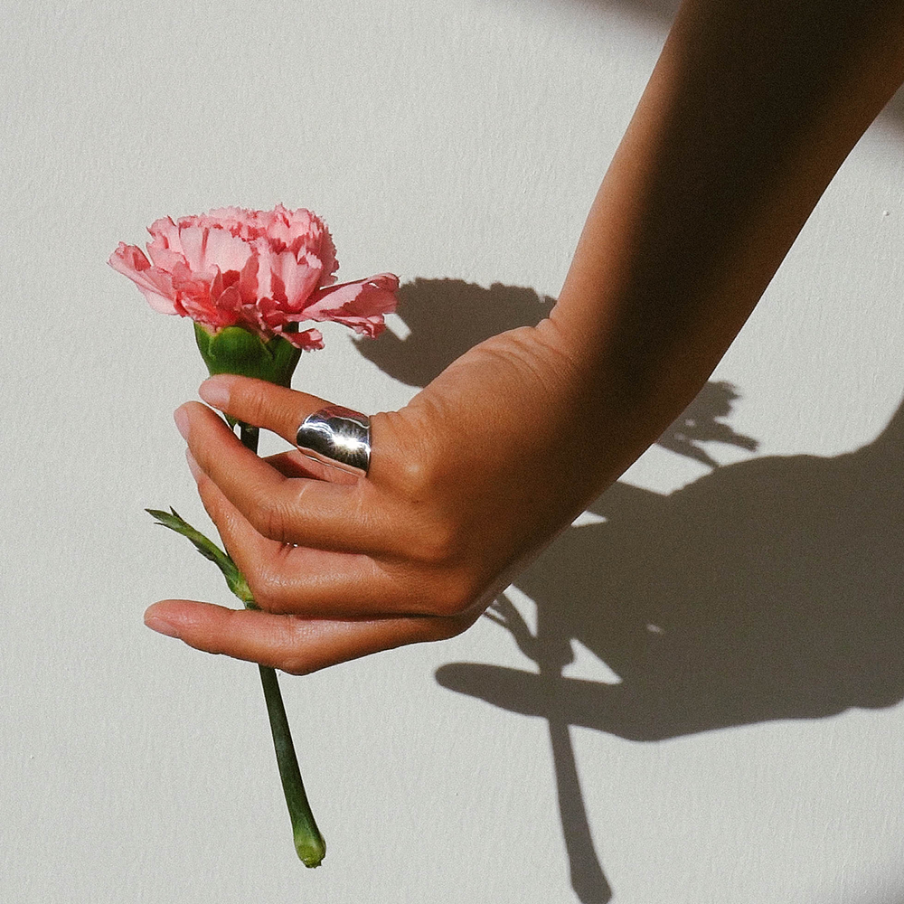 Natāra Groundform Pinky Ring